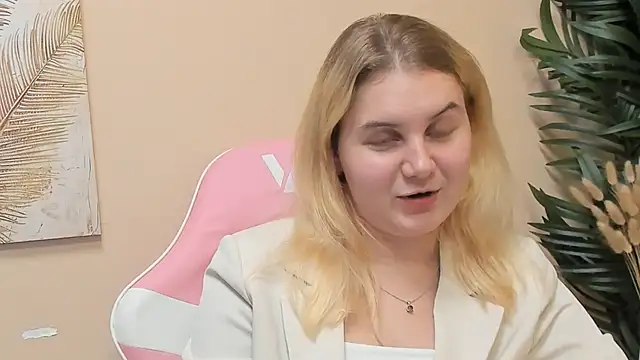 Snapshot of RachealFeigel chatting on 11.11.25 RachealFeigel online show from 11.11.25