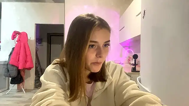 Snapshot of GeralynChiszar chatting on 11.19.25 GeralynChiszar online show from 11.19.25