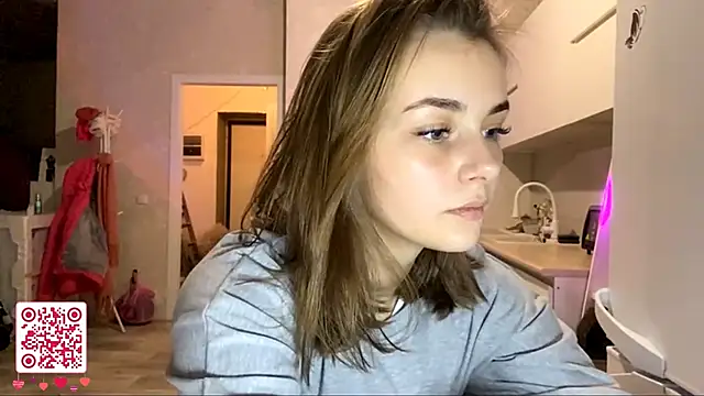 Snapshot of GeralynChiszar chatting on 11.21.25 GeralynChiszar online show from 11.21.25