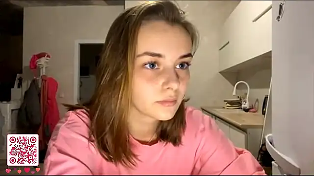 Snapshot of GeralynChiszar chatting on 11.22.25 GeralynChiszar online show from 11.22.25