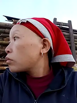 Snapshot of girl-hot2x chatting on 12.18.25 girl-hot2x online show from 12.18.25