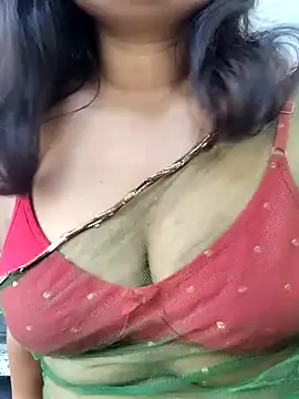 Snapshot of Hot-ruma chatting on 11.17.25 Hot-ruma online show from 11.17.25