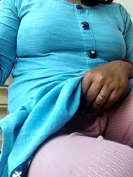 Snapshot of Hot-ruma chatting on 12.15.25 Hot-ruma online show from 12.15.25