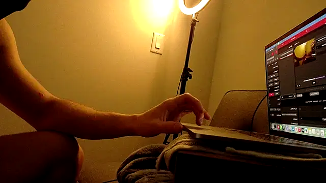 Snapshot of sculpteddesire chatting on 11.21.25 sculpteddesire online show from 11.21.25