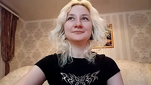 Snapshot of KyokoAck chatting on 11.25.25 KyokoAck online show from 11.25.25