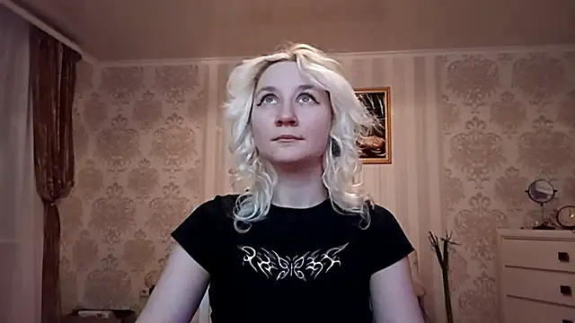 Snapshot of KyokoAck chatting on 11.29.25 KyokoAck online show from 11.29.25