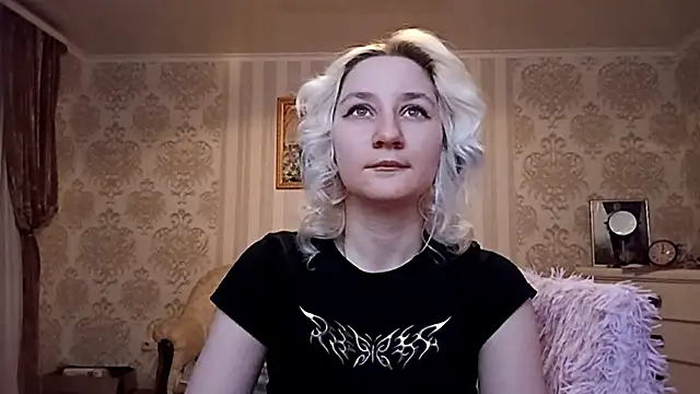 Snapshot of KyokoAck chatting on 12.16.25 KyokoAck online show from 12.16.25