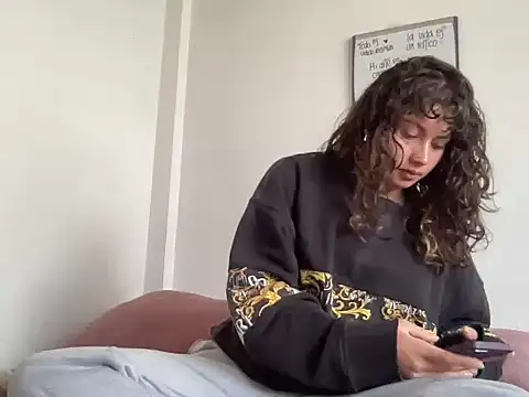 Snapshot of Dreana chatting on 12.15.25 Dreana online show from 12.15.25