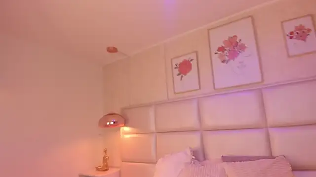 Snapshot of Kate_Winslet_ chatting on 12.15.25 Kate Winslet online show from 12.15.25