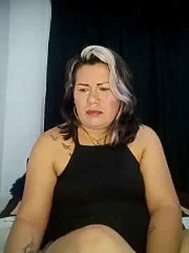 Snapshot of angi_daw chatting on 11.22.25 angi daw online show from 11.22.25