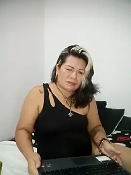 Snapshot of angi_daw chatting on 12.21.25 angi daw online show from 12.21.25