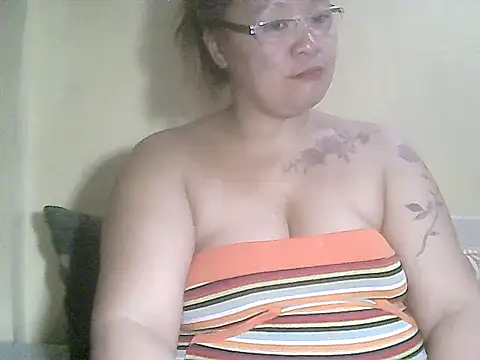 Snapshot of loriepinay46 chatting on 03.09.26 loriepinay46 online show from 03.09.26