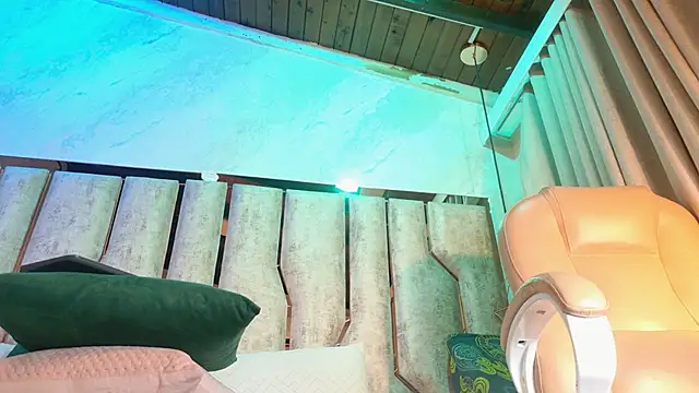 Snapshot of Caroline_palmerr chatting on 12.15.25 Caroline palmerr online show from 12.15.25