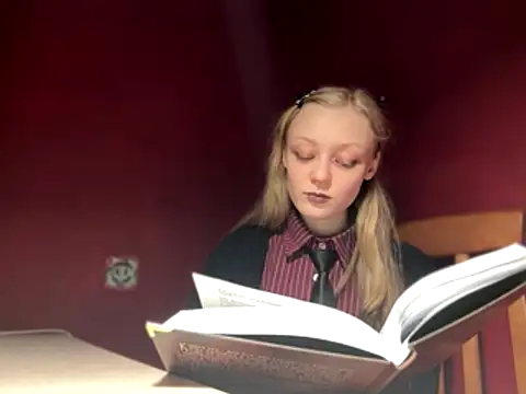 Snapshot of moonlight_fiend chatting on 12.19.25 moonlight fiend online show from 12.19.25