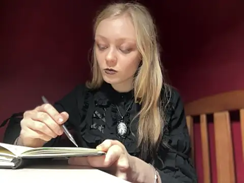 Snapshot of moonlight_fiend chatting on 12.20.25 moonlight fiend online show from 12.20.25