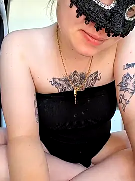 Snapshot of secretcouple_00 chatting on 05.27.26 secretcouple 00 online show from 05.27.26
