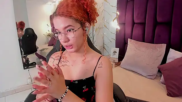 Snapshot of avrilwaynee chatting on 11.18.25 avrilwaynee online show from 11.18.25