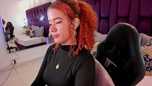 Snapshot of avrilwaynee chatting on 11.21.25 avrilwaynee online show from 11.21.25