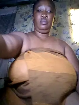 Snapshot of MissMoyo chatting on 11.20.25 MissMoyo online show from 11.20.25