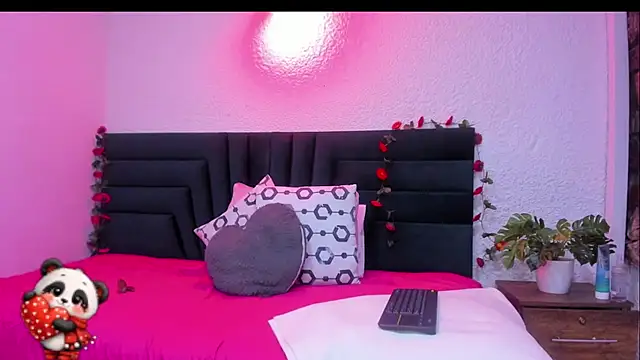 VictoriaRouge  online show from 02.15.26