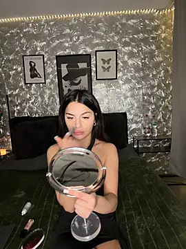 Snapshot of DeineJulia chatting on 11.27.25 DeineJulia online show from 11.27.25