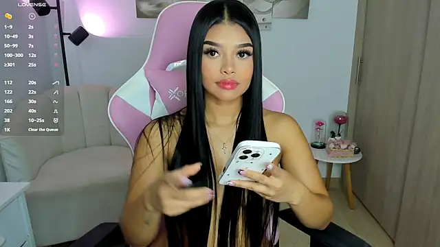 Snapshot of haileyflorez_ chatting on 06.14.26 haileyflorez online show from 06.14.26