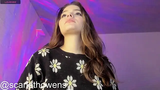 Snapshot of scarlethowens1 chatting on 11.23.25 scarlethowens1 online show from 11.23.25