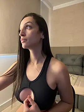 Snapshot of BelleRune chatting on 03.01.25 BelleRune online show from 03.01.25