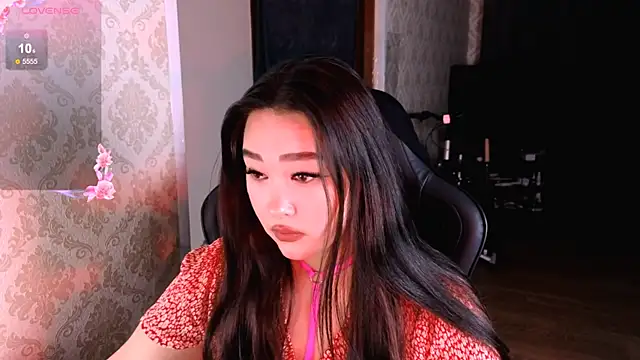 Snapshot of Emma_Uilson chatting on 12.17.25 Emma Uilson online show from 12.17.25