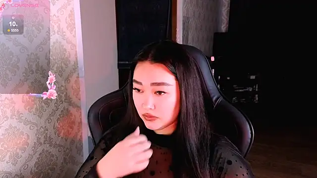 Snapshot of Emma_Uilson chatting on 12.21.25 Emma Uilson online show from 12.21.25