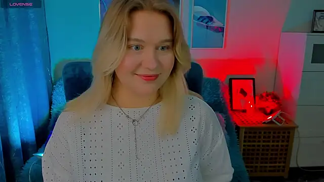 Snapshot of LouiseMous chatting on 11.27.25 LouiseMous online show from 11.27.25