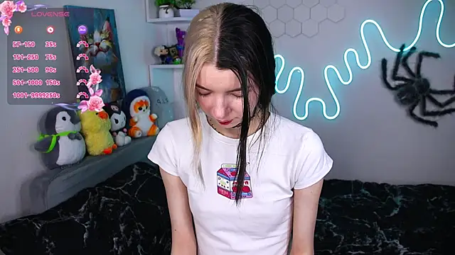 Snapshot of Emmie_shy chatting on 04.08.26 Emmie shy online show from 04.08.26
