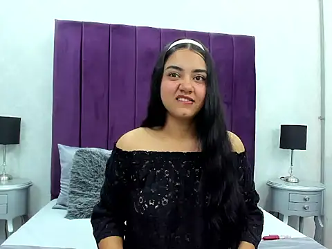 Snapshot of SalomeLee chatting on 11.17.25 SalomeLee online show from 11.17.25