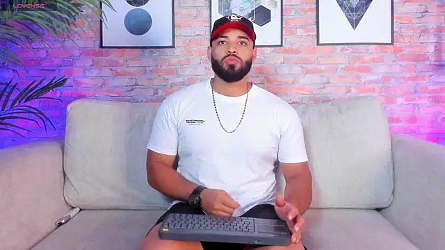 Snapshot of Chris_Varden chatting on 12.02.25 Chris Varden online show from 12.02.25