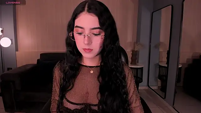 Snapshot of HaileyRoss_ chatting on 06.19.26 HaileyRoss online show from 06.19.26