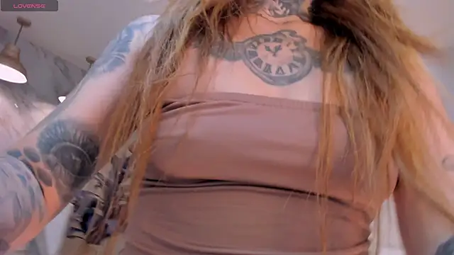 Snapshot of CarlaBrunni chatting on 12.02.25 CarlaBrunni online show from 12.02.25