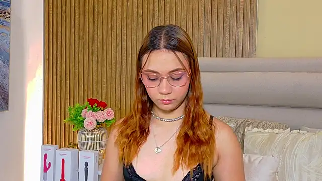 Snapshot of LondraBlush chatting on 06.19.26 LondraBlush online show from 06.19.26