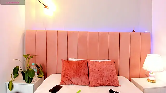 Snapshot of Anita_wood chatting on 11.26.25 Anita wood online show from 11.26.25