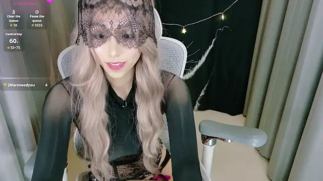 Snapshot of Lulu_QAQ chatting on 11.20.25 Lulu QAQ online show from 11.20.25