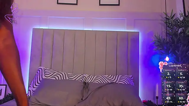 Snapshot of CandyVega_ chatting on 12.04.25 CandyVega online show from 12.04.25