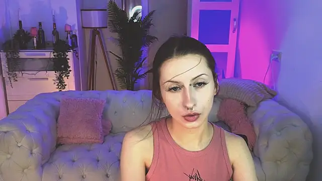 Snapshot of AliceWallflower chatting on 11.23.25 AliceWallflower online show from 11.23.25