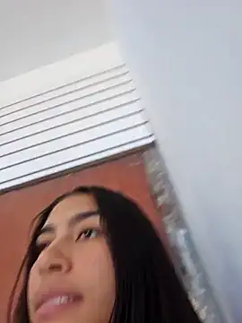 Snapshot of skinnyrox chatting on 12.15.25 skinnyrox online show from 12.15.25