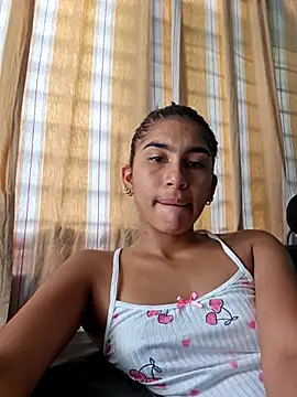 Snapshot of skinnyrox chatting on 01.11.26 skinnyrox online show from 01.11.26