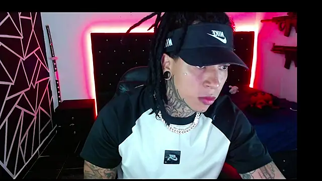 Snapshot of Zero-X9 chatting on 11.18.25 Zero-X9 online show from 11.18.25