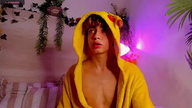 Snapshot of Twinkk_Guy chatting on 11.17.25 Twinkk Guy online show from 11.17.25