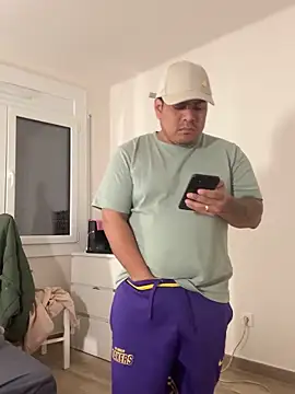 Snapshot of Pelotas2000 chatting on 11.18.25 Pelotas2000 online show from 11.18.25