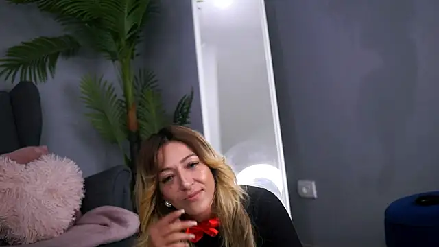 JuliaHyde online show from 11.26.25