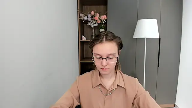 Snapshot of DelphaBoven chatting on 11.19.25 DelphaBoven online show from 11.19.25