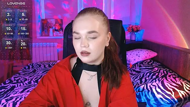 Snapshot of EmiRisse chatting on 11.20.25 EmiRisse online show from 11.20.25