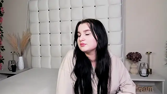 Snapshot of EvaVise chatting on 11.17.25 EvaVise online show from 11.17.25